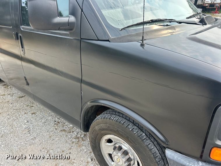 image for item ET3131 2005 Chevrolet Express 3500 refrigerated van
