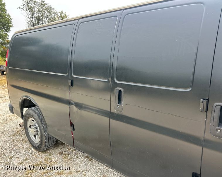 image for item ET3131 2005 Chevrolet Express 3500 refrigerated van