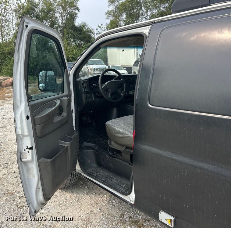 image for item ET3131 2005 Chevrolet Express 3500 refrigerated van