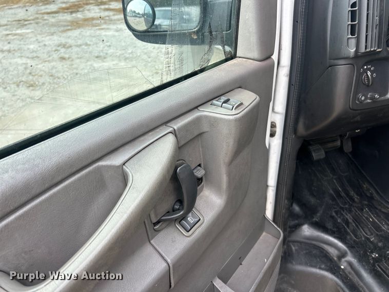 image for item ET3131 2005 Chevrolet Express 3500 refrigerated van