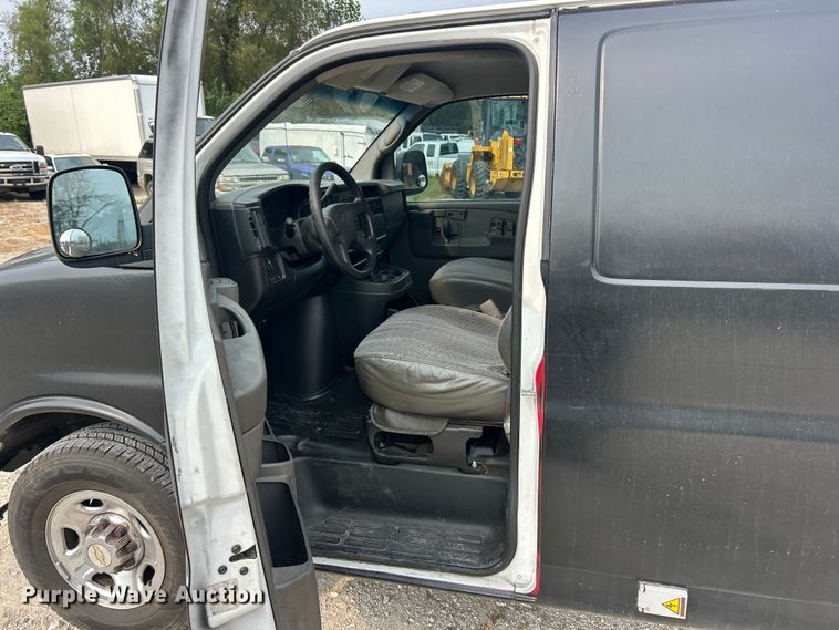 image for item ET3131 2005 Chevrolet Express 3500 refrigerated van