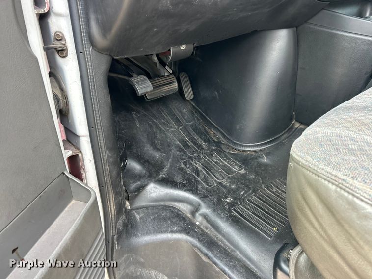 image for item ET3131 2005 Chevrolet Express 3500 refrigerated van