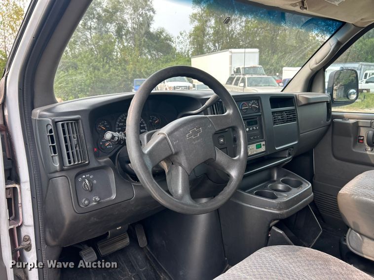 image for item ET3131 2005 Chevrolet Express 3500 refrigerated van