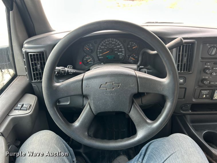 image for item ET3131 2005 Chevrolet Express 3500 refrigerated van