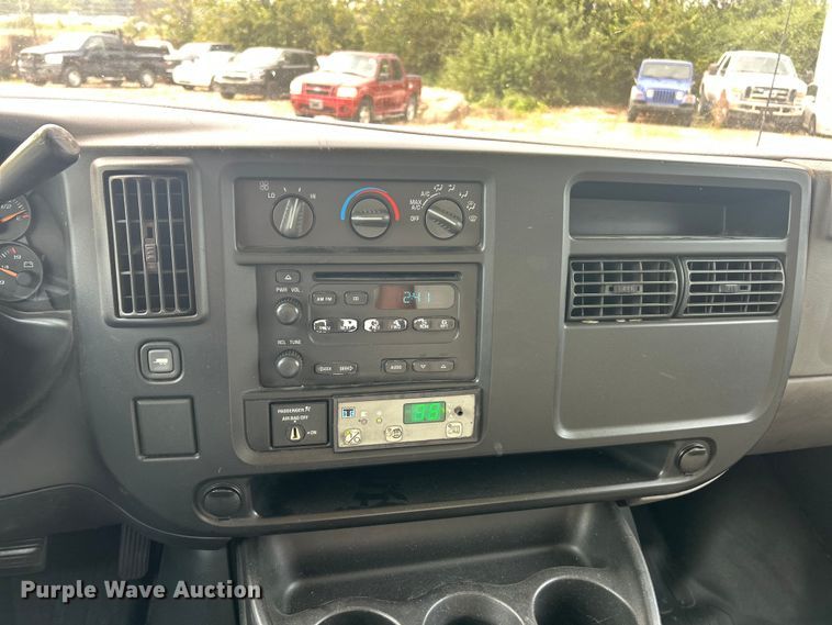 image for item ET3131 2005 Chevrolet Express 3500 refrigerated van