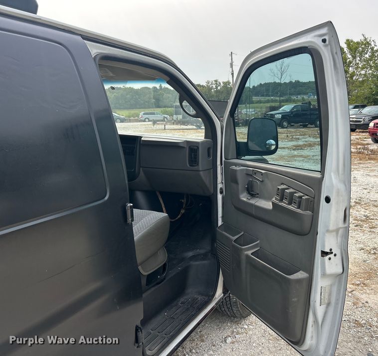 image for item ET3131 2005 Chevrolet Express 3500 refrigerated van