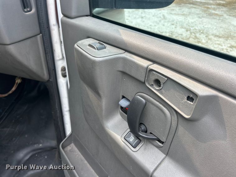 image for item ET3131 2005 Chevrolet Express 3500 refrigerated van