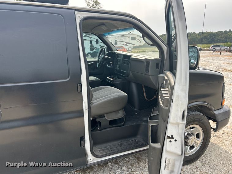 image for item ET3131 2005 Chevrolet Express 3500 refrigerated van