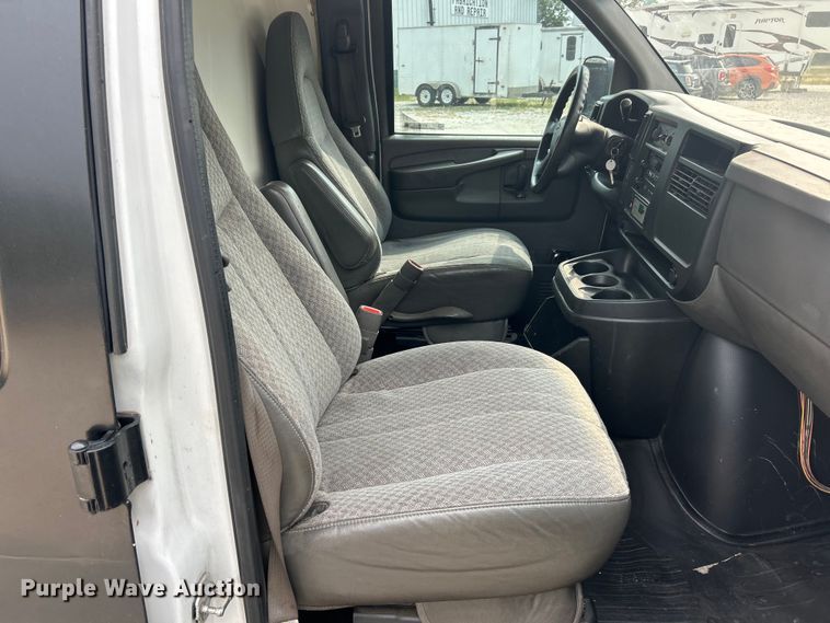 image for item ET3131 2005 Chevrolet Express 3500 refrigerated van
