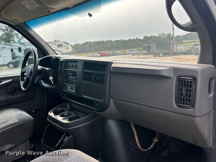 image for item ET3131 2005 Chevrolet Express 3500 refrigerated van