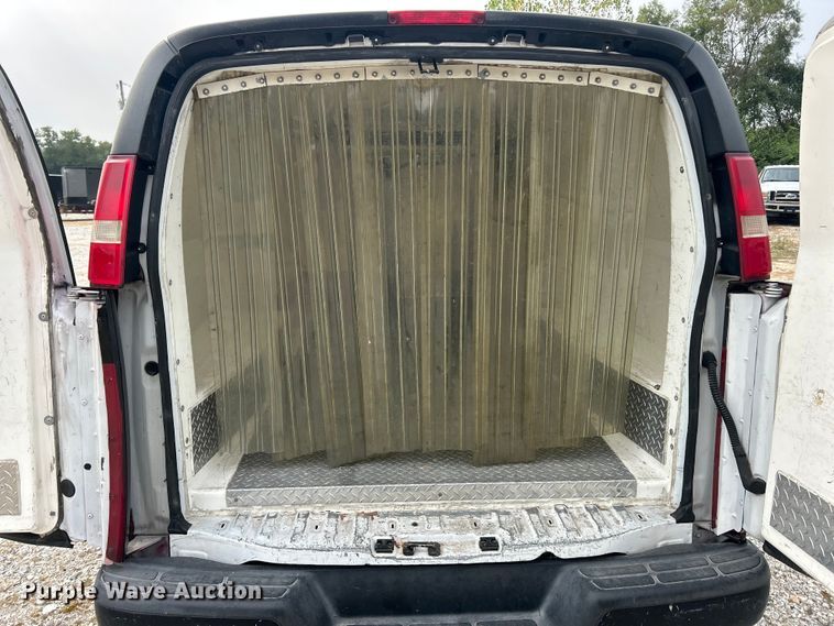 image for item ET3131 2005 Chevrolet Express 3500 refrigerated van