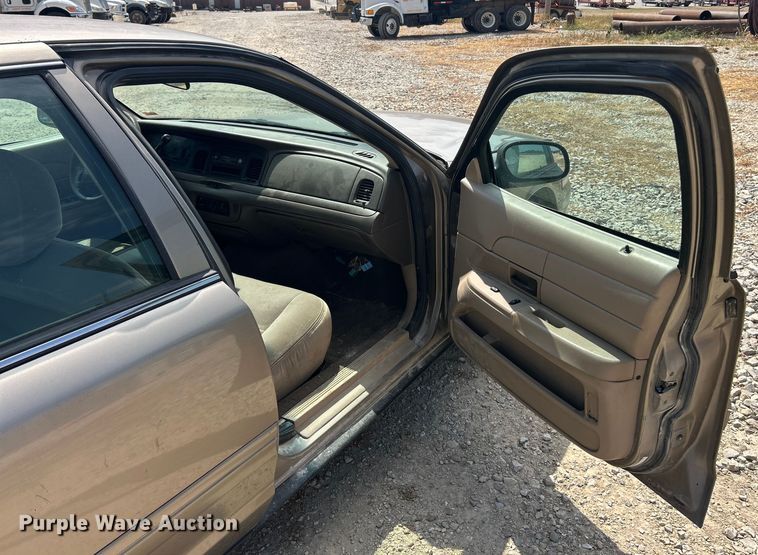 image for item ET3155 2003 Ford Crown Victoria Police Interceptor 