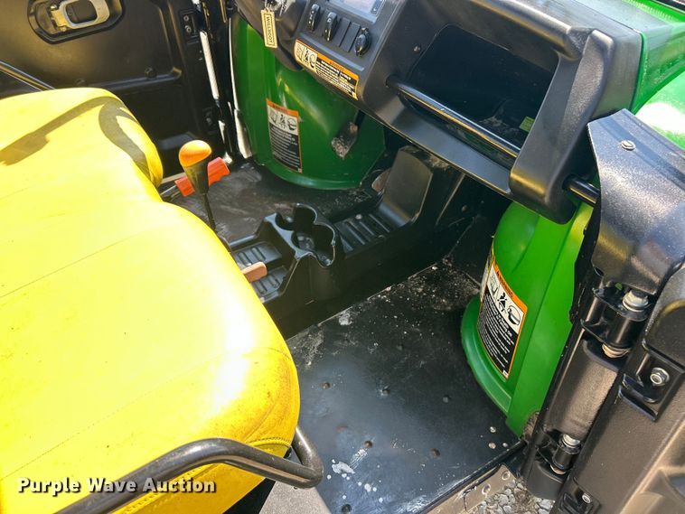 image for item ET3185 2016 John Deere 825iS4 utility vehicle