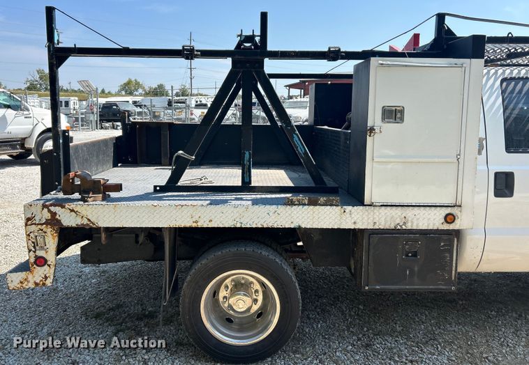 image for item ET3186 2011 Ford F550 Super Duty Crew Cab flatbed truck