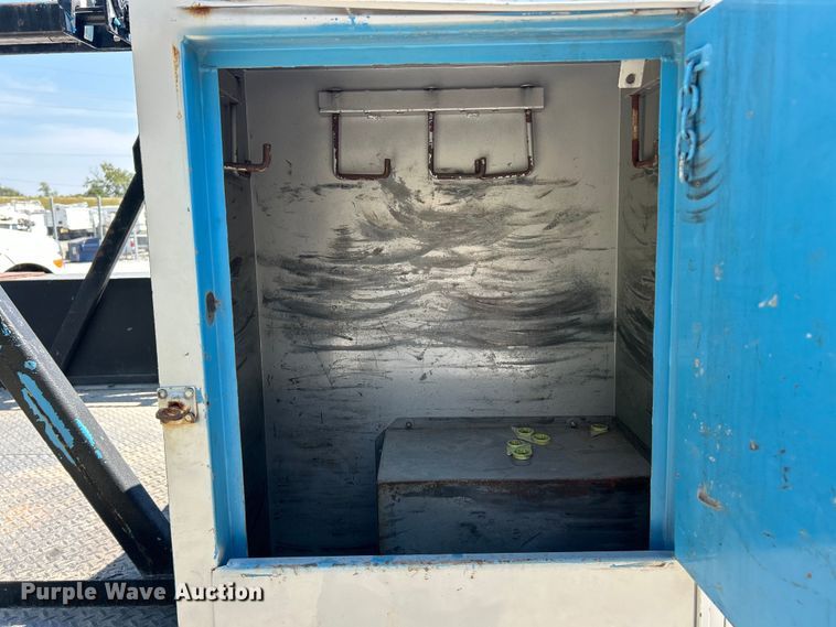 image for item ET3186 2011 Ford F550 Super Duty Crew Cab flatbed truck