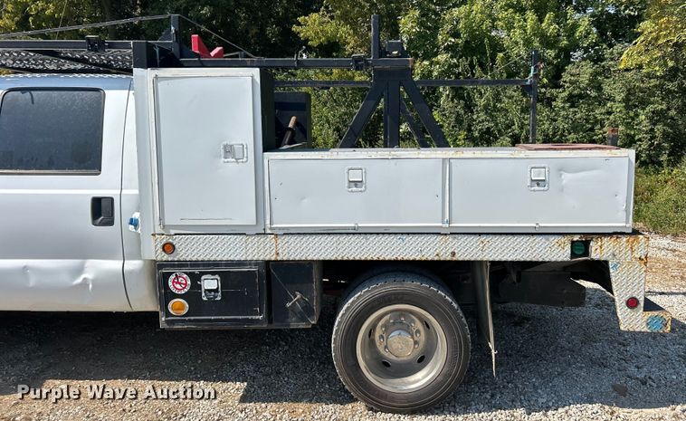 image for item ET3186 2011 Ford F550 Super Duty Crew Cab flatbed truck