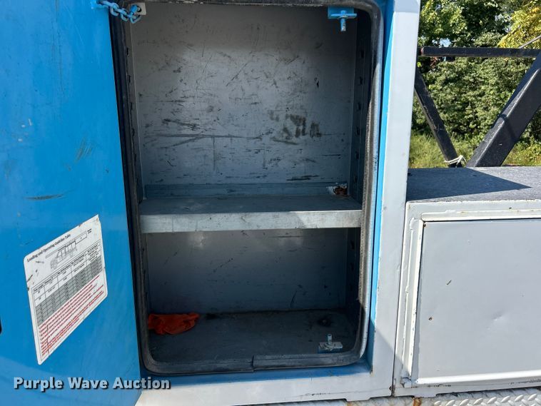 image for item ET3186 2011 Ford F550 Super Duty Crew Cab flatbed truck