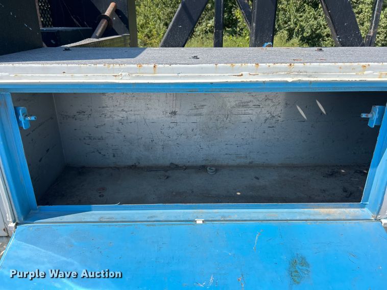 image for item ET3186 2011 Ford F550 Super Duty Crew Cab flatbed truck