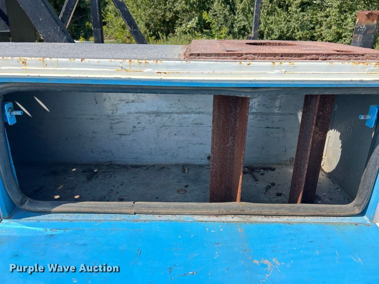 image for item ET3186 2011 Ford F550 Super Duty Crew Cab flatbed truck