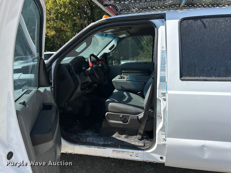 image for item ET3186 2011 Ford F550 Super Duty Crew Cab flatbed truck