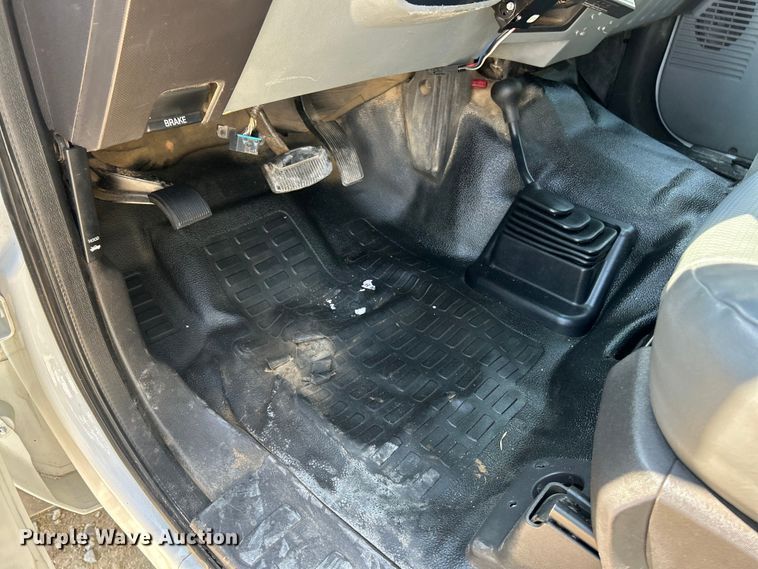 image for item ET3186 2011 Ford F550 Super Duty Crew Cab flatbed truck