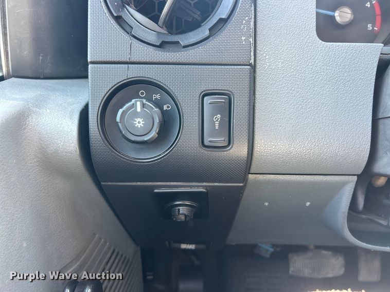 image for item ET3186 2011 Ford F550 Super Duty Crew Cab flatbed truck