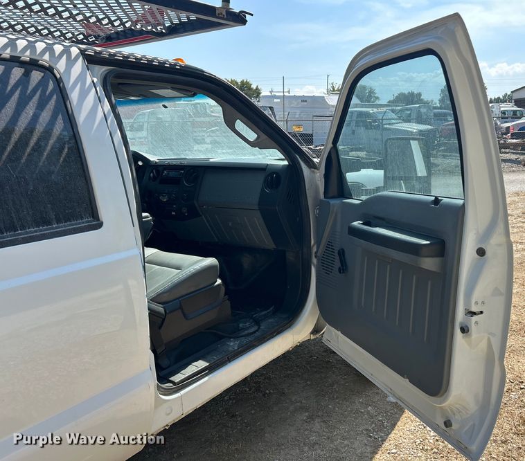 image for item ET3186 2011 Ford F550 Super Duty Crew Cab flatbed truck