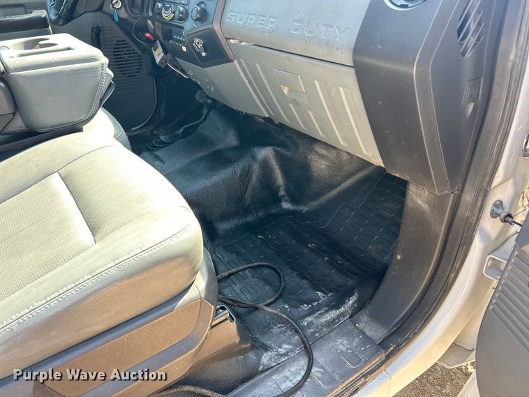 image for item ET3186 2011 Ford F550 Super Duty Crew Cab flatbed truck