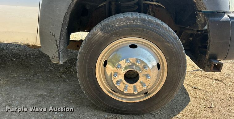 image for item ET3186 2011 Ford F550 Super Duty Crew Cab flatbed truck