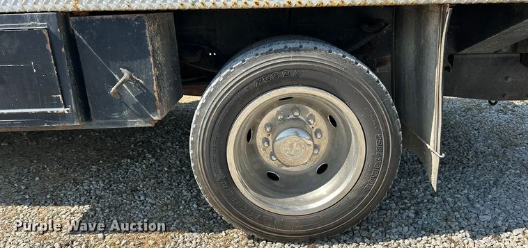 image for item ET3186 2011 Ford F550 Super Duty Crew Cab flatbed truck