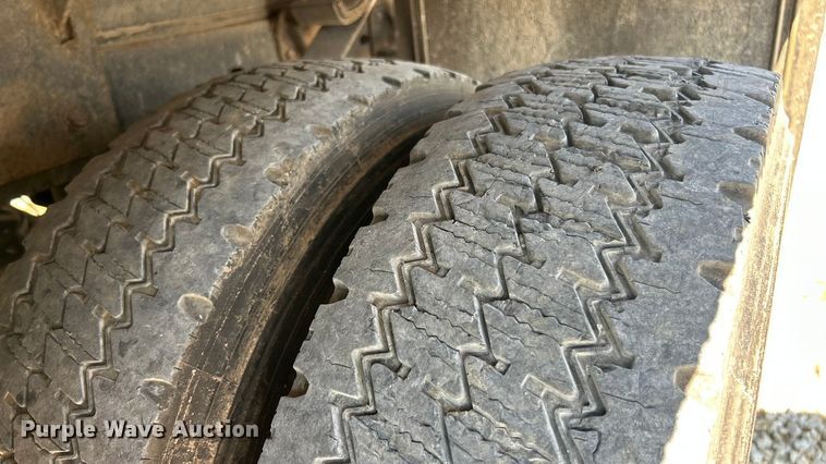 image for item ET3186 2011 Ford F550 Super Duty Crew Cab flatbed truck