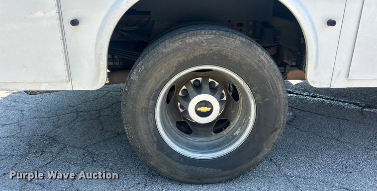 image for item ET3481 2016 Chevrolet Silverado 3500HD Crew Cab utility bed pickup truck