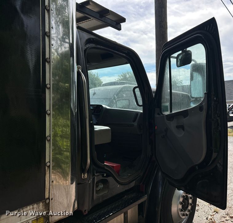 image for item ET3488 2006 Freightliner Business Class M2 refrigerated truck