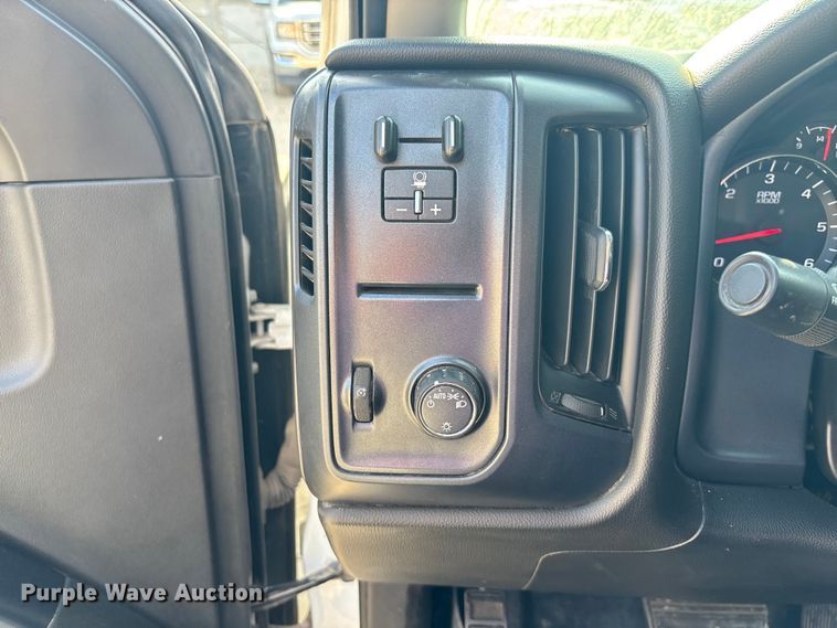 image for item ET4523 2018 GMC Sierra 1500 Crew Cab pickup truck