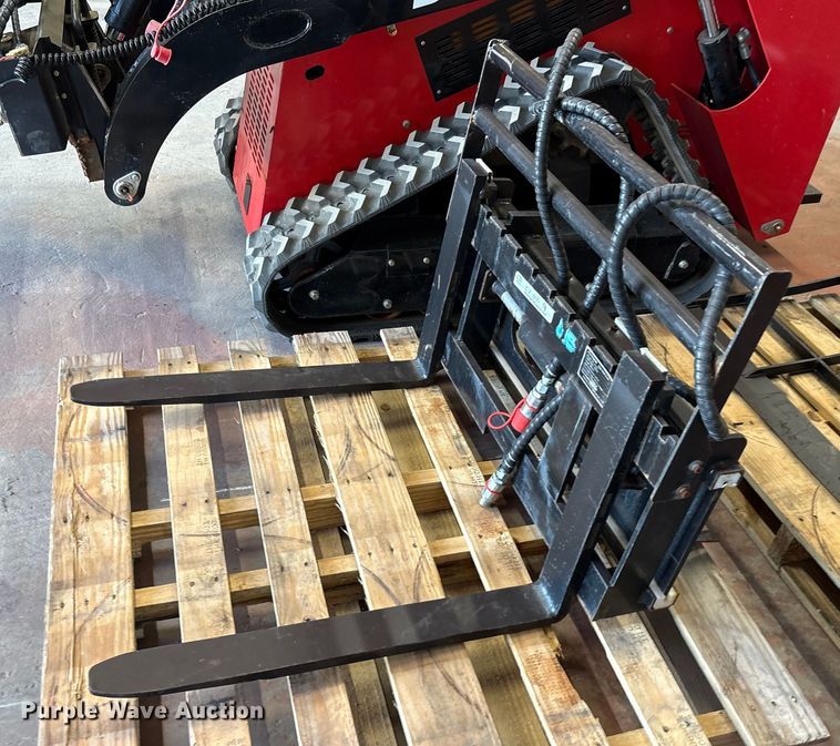 image for item EU0100 2023 Diggit SCL850 compact utility loader