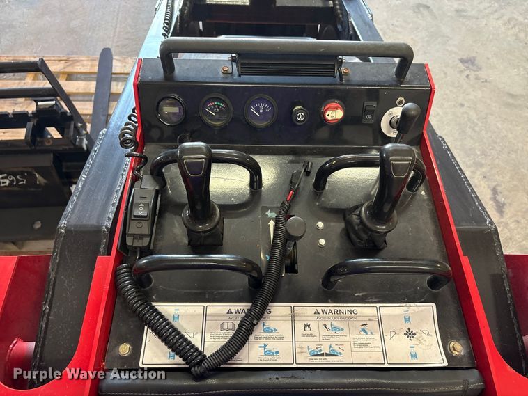 image for item EU0100 2023 Diggit SCL850 compact utility loader