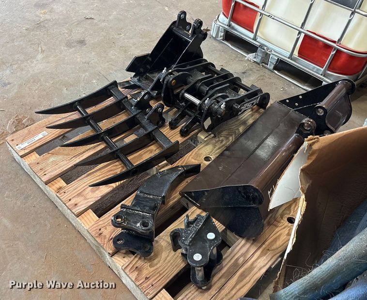 image for item EU0104 Mini excavator attachments