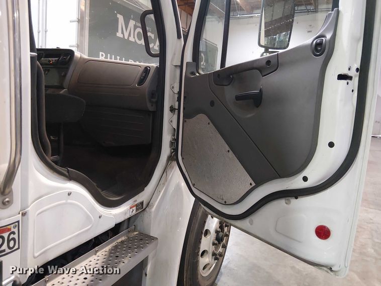 image for item EU2508 2018 Freightliner M2 side curtain box truck