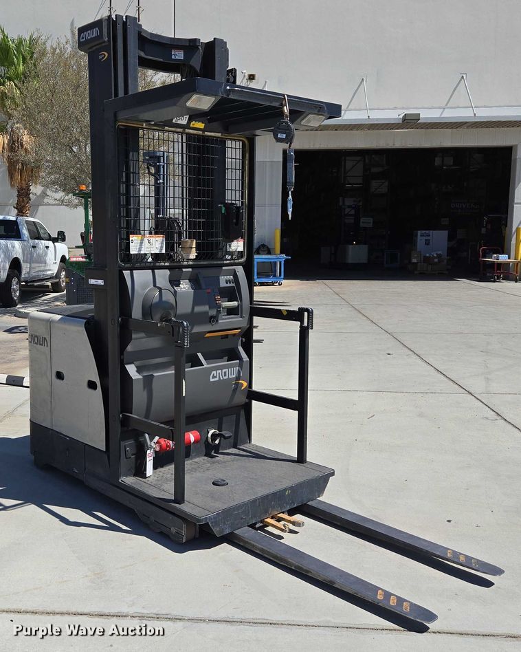 image for item EU2532 2017 Crown SP3520-30 order picker