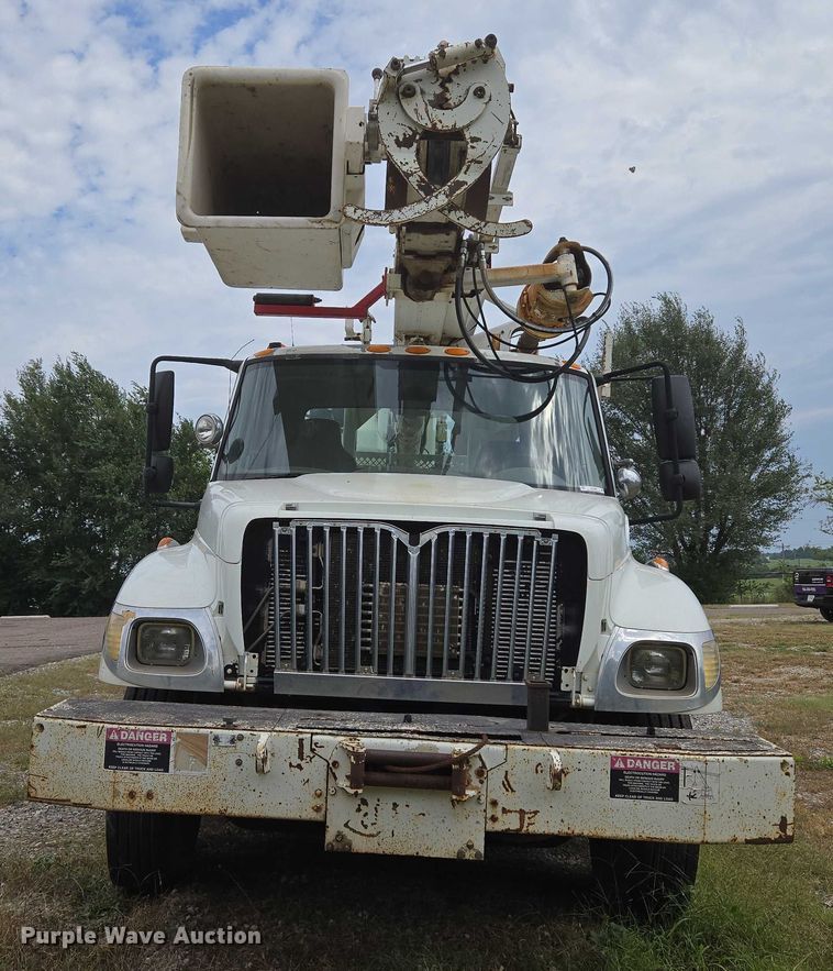 image for item EU3699 2003 International 7400 digger derrick truck