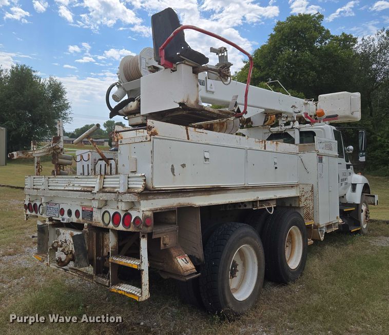 image for item EU3699 2003 International 7400 digger derrick truck