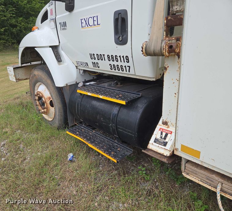 image for item EU3699 2003 International 7400 digger derrick truck