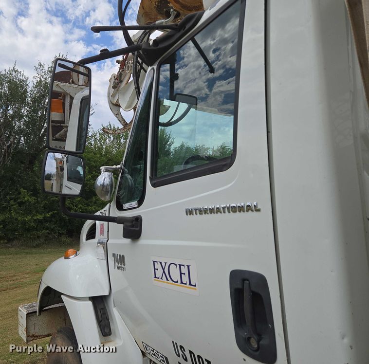 image for item EU3699 2003 International 7400 digger derrick truck