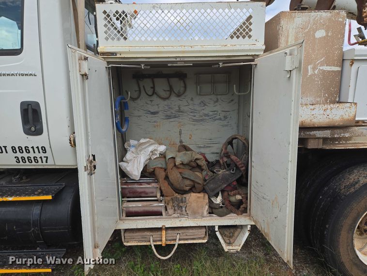 image for item EU3699 2003 International 7400 digger derrick truck