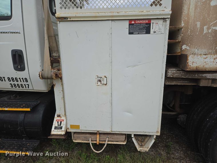 image for item EU3699 2003 International 7400 digger derrick truck