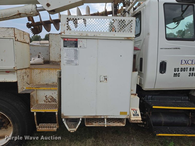 image for item EU3699 2003 International 7400 digger derrick truck