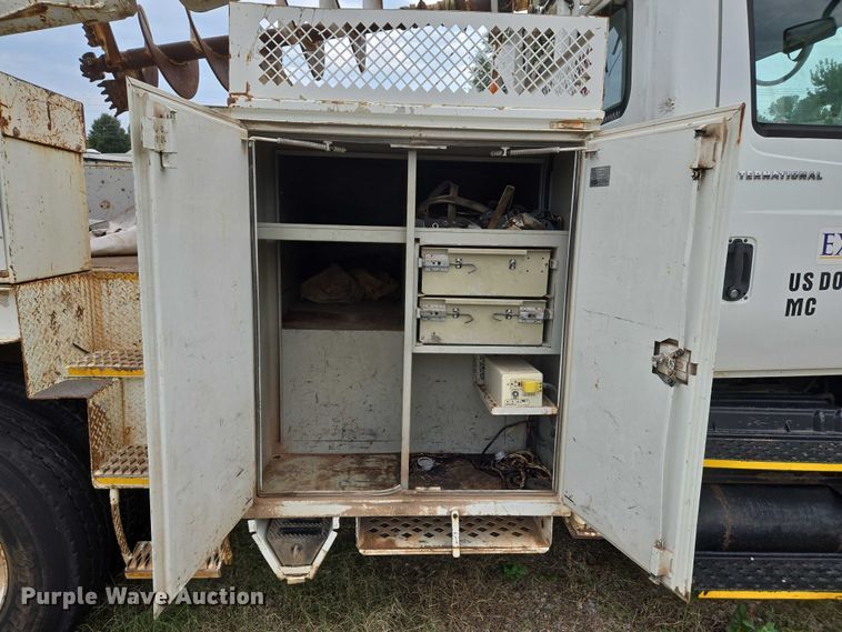 image for item EU3699 2003 International 7400 digger derrick truck