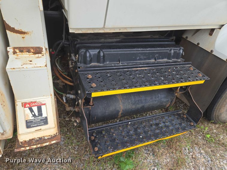 image for item EU3699 2003 International 7400 digger derrick truck