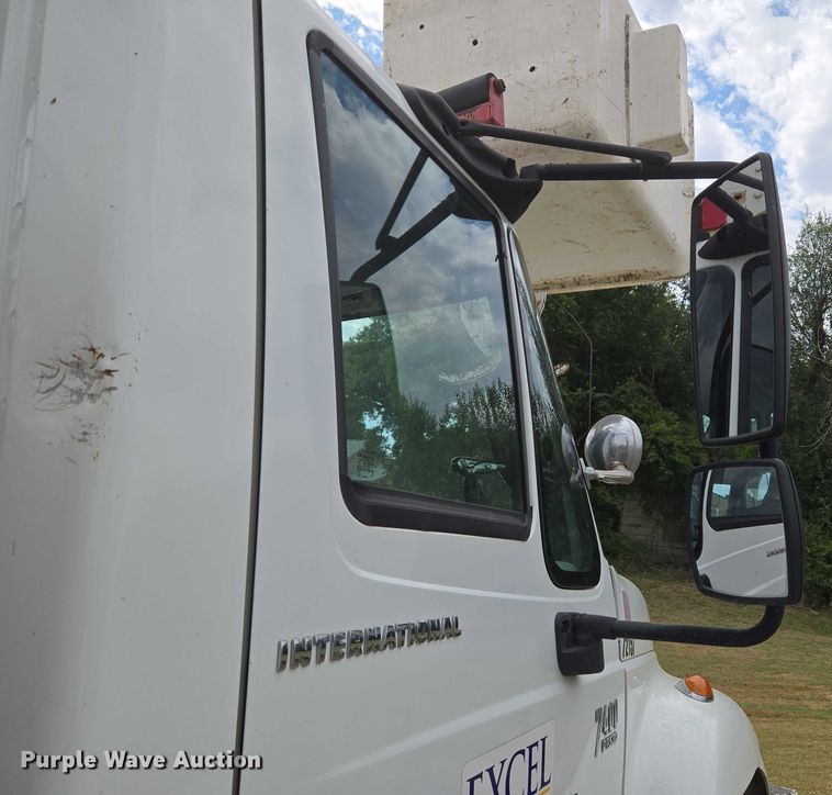 image for item EU3699 2003 International 7400 digger derrick truck