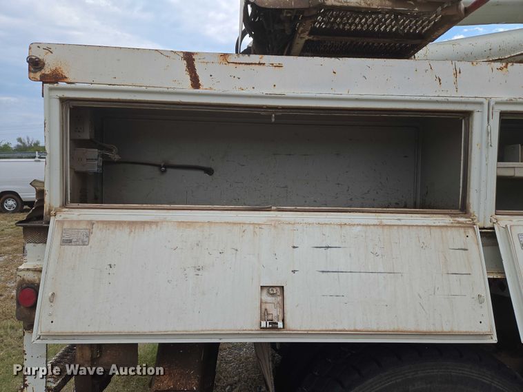 image for item EU3699 2003 International 7400 digger derrick truck